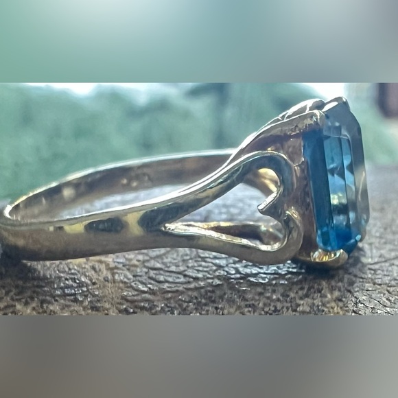 Elegant Blue Topaz Ring - Picture 3 of 6